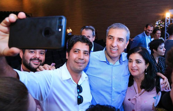O governador José Eliton afirmou na quinta-feira em Anápolis que a criação da UEG em Rede tem como objetivo democratizar ainda mais o ensino superior em Goiás, "com o horizonte na universalização"; os novos investimentos se somam aos já em curso, centrados na própria Universidade Estadual de Goiás (UEG) e na Bolsa Universitária; "É dever do Estado dar a todos o acesso à formação superior", disse o governador, para quem cabe ao governo "fazer justiça com milhares de jovens que não têm onde fazer um curso superior"; lembrou que em São Paulo, de onde veio a inspiração para o programa, mais de 400 mil alunos são beneficiados e que "em Goiás esse desafio será atingido"
