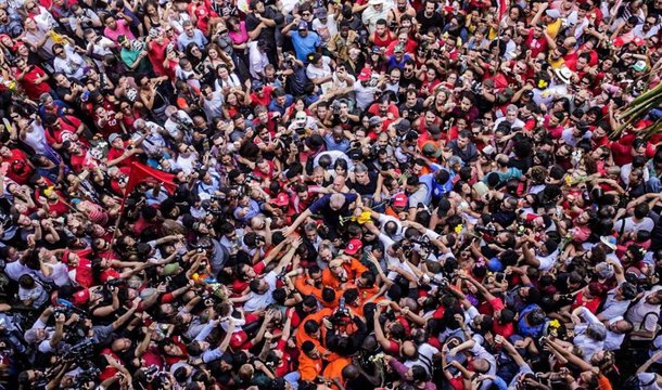 As Frentes Brasil Popular e Povo sem Medo, aqui no Ceará, que reúnem diversos movimentos populares, juntamente com os partidos de esquerda, definiram manter mobilização permanente, em defesa do ex-presidente Luis Inácio Lula da Silva. Em reunião conjunta, foi definida uma programação que vai de amanhã, 11, até o dia 17, próxima terça-feira. Neste período, o Partido dos Trabalhadores também desenvolverá atividades específicas que serão definidas em plenária da militância, marcada para o início da noite de hoje, na sede do partido