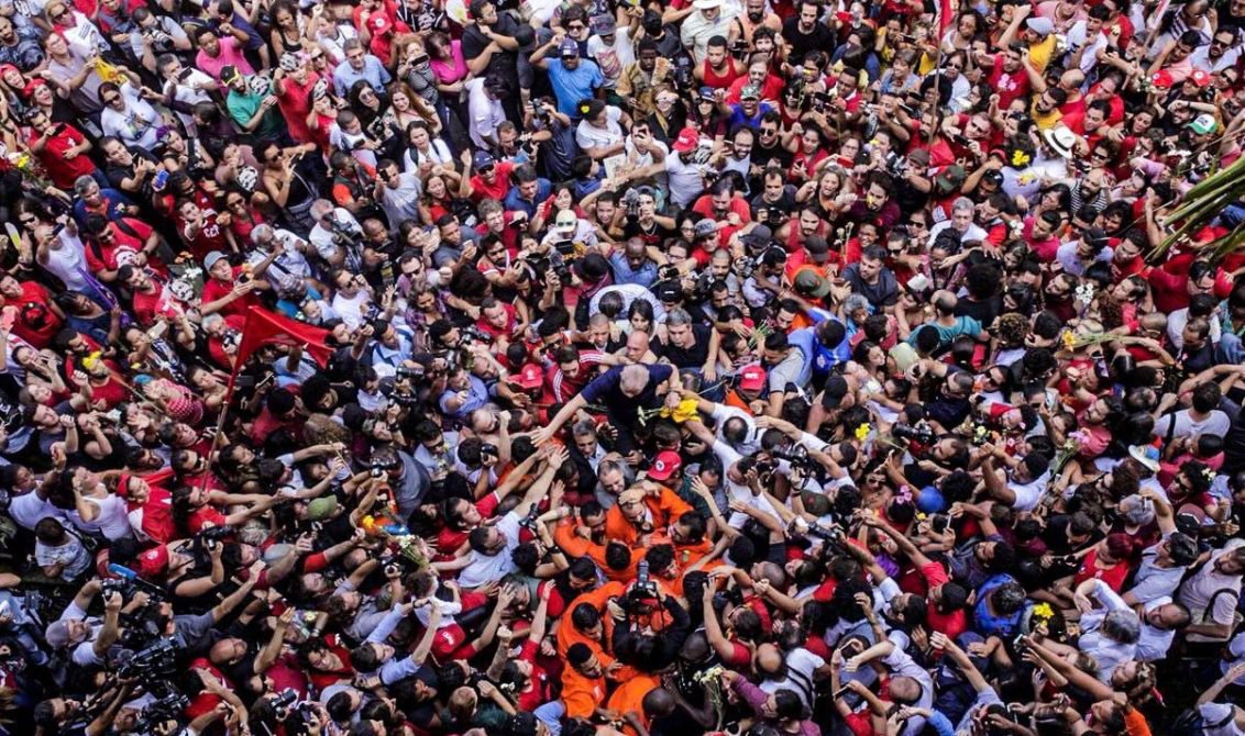 As Frentes Brasil Popular e Povo sem Medo, aqui no Ceará, que reúnem diversos movimentos populares, juntamente com os partidos de esquerda, definiram manter mobilização permanente, em defesa do ex-presidente Luis Inácio Lula da Silva. Em reunião conjunta, foi definida uma programação que vai de amanhã, 11, até o dia 17, próxima terça-feira. Neste período, o Partido dos Trabalhadores também desenvolverá atividades específicas que serão definidas em plenária da militância, marcada para o início da noite de hoje, na sede do partido