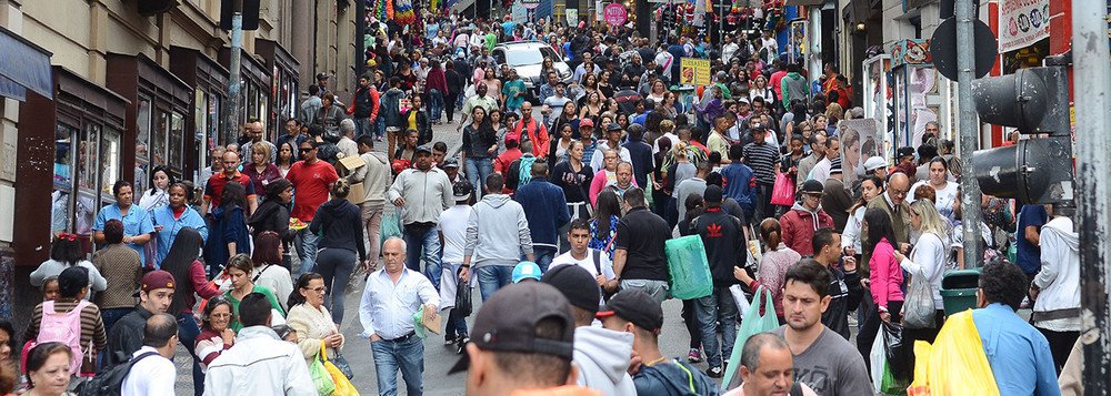 Medidas como uma renda garantida aos jovens - seja por ampliação do mercado de trabalho, seja por bolsas subsidiadas - garantiriam mais tempo e espaço para capacitação e, consequentemente, uma melhora na qualidade de vida futura por aumento da escolaridade da renda
