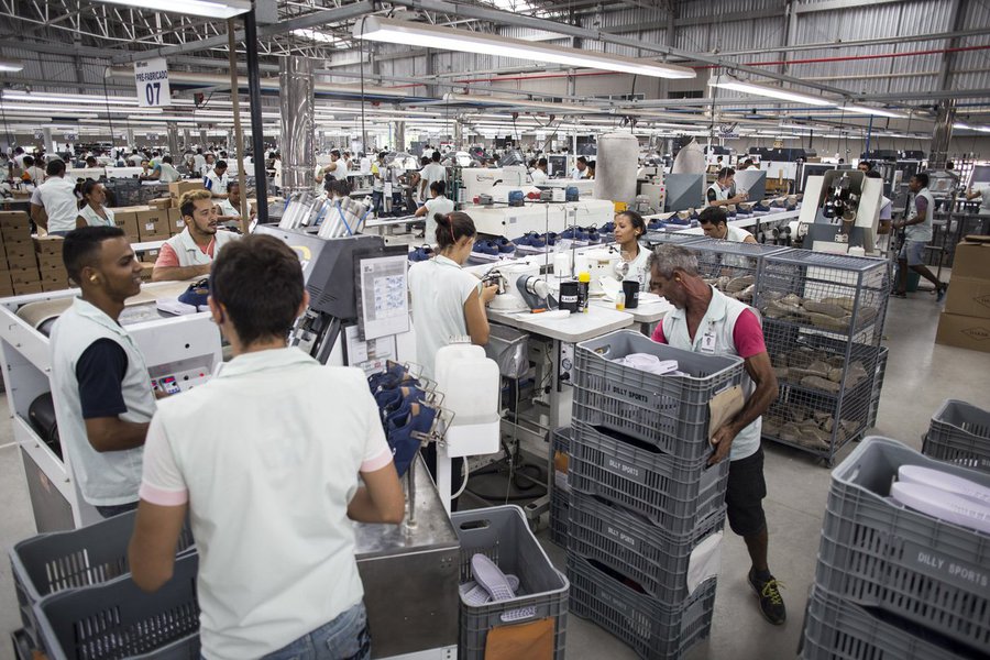 Ceará apresentou alta na produção industrial em março, crescendo 2,4% em relação ao mesmo período do ano passado. O estado foi um dos sete estados do País – entre os 15 pesquisados – a registrar variação positiva no período. No País, a média foi de 1,3%. Os principais setores responsáveis pelo crescimento foram de bebidas, derivados do petróleo e biocombustíveis