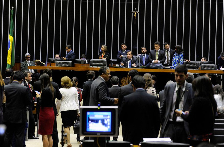 Após a decisão do STF de restringir o foro privilegiado de deputados e senadores, a Câmara dos Deputados instalou nesta quarta-feira (9) uma comissão especial para discutir a Proposta de Emenda à Constituição (PEC) 333/17, que prevê o fim do foro especial para autoridades; deputados Diego Garcia (Pode-PR) e Efraim Filho (DEM-PB) foram eleitos, respectivamente, presidente e relator da comissão; pela proposta, continuariam com foro especial apenas o presidente e o vice-presidente da República, o chefe do Judiciário, e os presidentes da Câmara e do Senado