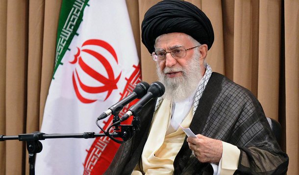 Líder supremo do Irã, aiatolá Ali Khamenei, fez um apelo às nações muçulmanas para que se unam contra os Estados Unidos, afirmando que Teerã nunca cederá à "intimidação" dos EUA; "A nação iraniana resistiu com sucesso às tentativas de intimidação dos Estados Unidos e de outras potências arrogantes e continuaremos a resistir. Todas as nações muçulmanas devem permanecer unidas contra a América e outros inimigos", disse Khamenei