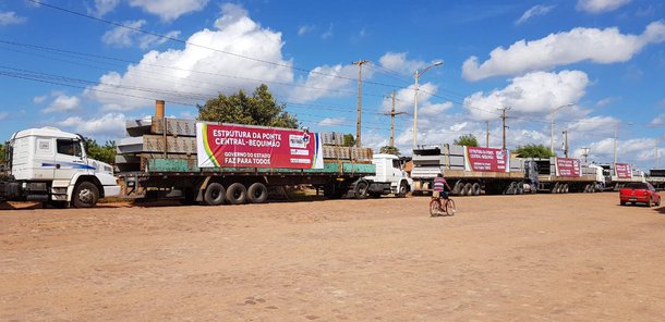 Vindas de Minas Gerais, enormes carretas estão chegando à Baixada Maranhense com toneladas de material para a construção da ponte Central-Bequimão, sobre o Rio Pericumã; “Mais uma ‘lenda’ que estamos enfrentando: a Ponte Central-Bequimão. As estruturas estão chegando ao Maranhão, em dezenas de carretas”, comemora o governador Flávio Dino (PCdoB);