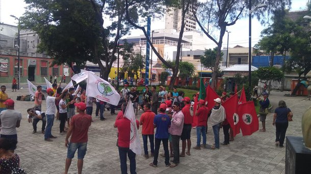 Desde o início da manhã de hoje, militantes do Movimento dos Trabalhadores sem Terra (MST) estão montando acampamento na praça da Justiça, em frente à sede da Justiça Federal, em Fortaleza, em uma manifestação contra a prisão do ex-presidente Luis Inácio Lula da Silva