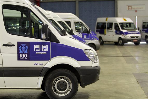 Motoristas de vans de Itaguaí, na região metropolitana do Rio de Janeiro, estão fazendo uma manifestação na porta da prefeitura da cidade em protesto contra a onda de violência no município; dois diretores de uma cooperativa de transporte alternativo foram mortos em num ataque de homens armados de fuzil