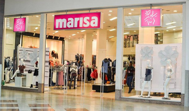 A crise econômica advinda na esteira do pós-golpe chegou ao varejo. A rede de lojas femininas Marisa registrou prejuízo de R$ 41 milhões no primeiro trimestre de 2018, contra um lucro líquido de R$ 49,4 milhões no mesmo período do ano anterior; recessão do governo Michel Temer, que já contabiliza mais de 13 milhões de desempregados, reduziu a atividade econômica e gerou um déficit de cerca de R$ 150 bilhões, chega ao varejo sem dar mostras de que vá arrefecer