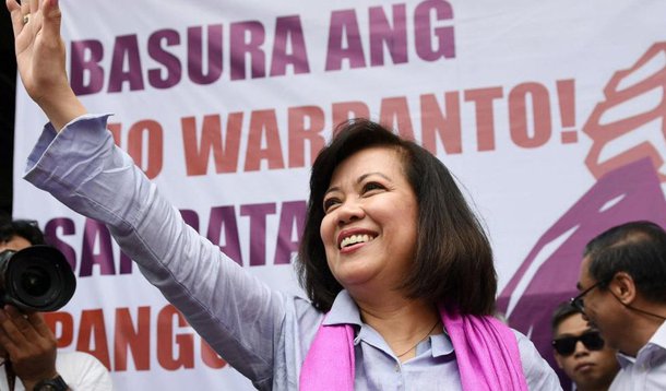 Os juízes da Suprema Corte das Filipinas votaram por oito votos contra seis nesta sexta-feira (11) em favor da destituição de sua presidente, Maria Lourdes Sereno, forte opositora ao violento combate às drogas conduzido pelo chefe de Estado, Rodrigo Duterte; "Madame Sereno é desqualificada e portanto culpada de exercer ilegalmente a presidência da Suprema Corte", disse Theodore Te, porta-voz da instância; "A decisão deve ser executada imediatamente sem que a Corte tenha que tomar uma medida suplementar"