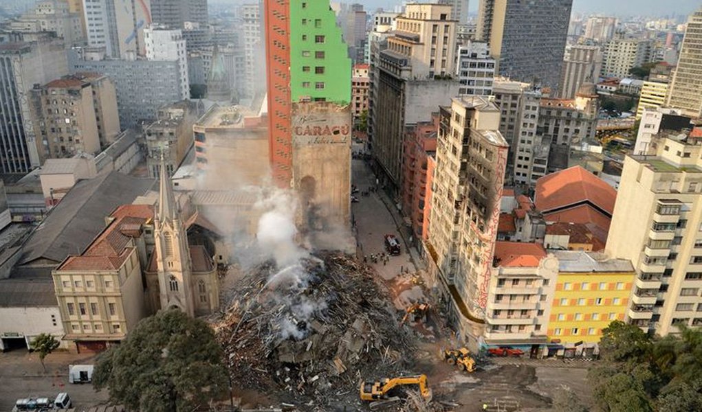 Os institutos Médico Legal e de Criminalística de São Paulo identificaram nesta sexta-feira (11) Francisco Lemos Dantas como a segunda vítima do desabamento do Edifício Wilton Paes de Almeida, após o incêndio ocorrido na madrugada do último dia 1º; fragmentos do corpo de Francisco Dantas estava entre os restos mortais encontrados pelo Corpo de Bombeiros na última quarta-feira (9); além dele, já foi reconhecido Ricardo Oliveira Galvão Pinheiro. No momento, seis pessoas ainda são consideradas desaparecidas