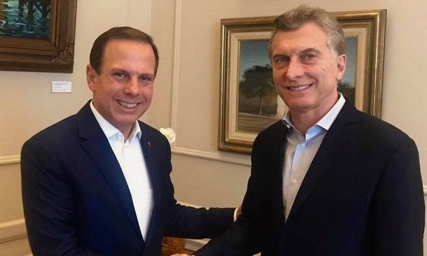 Em setembro de 2017, o então prefeito de São Paulo e agora pré-candidato tucano ao governo do Estado, João Doria (PSDB), visitou o presidente da Argentina,Maurício Macri, e ao ser perguntado se gostaria de ser o Macri brasileiro, Doria respondeu:"Nossas ideias são absolutamente iguais, sem retoque. Foi um encontro inspirador, ele (Macri) é absolutamente inspirador"; há um ano no governo argentino, a gestão neoliberal de Macri elevou o déficit público, a inflação cresceu e o país pediu um empréstimo de R$ 30 bilhões ao FMI para conter a disparada do câmbio
