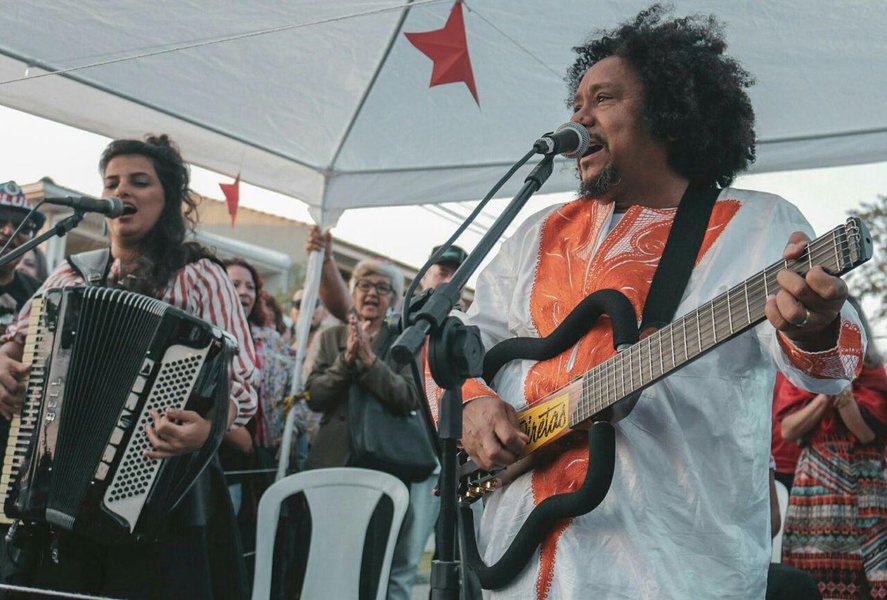 Chico César canta por Lula livre