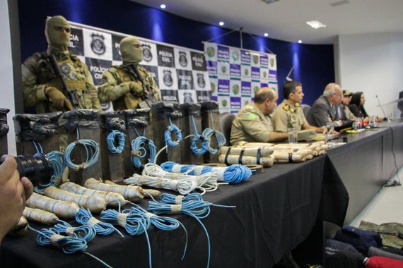 O secretário de Segurança Pública, Irapuan Costa Júnior, apresentou nesta sexta-feira (11), informações sobre as investigações dos ataques em agências bancárias de Ipameri e Novo Gama; a quadrilha responsável pelo crime de Novo Gama já foi desarticulada; um homem foi preso e outro morreu em confronto com a polícia; sobre o caso de Ipameri, a associação criminosa já foi identificada: “Os dois casos estão elucidados"