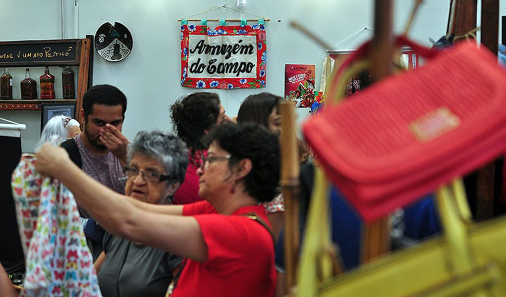 Mais de 20 mil peças arrecadadas e muita procura por pessoas que gostam de brechó e gostam do ex-presidente Luiz Inácio Lula da Silva; Bazar Lula Livre, organizado por um grupo de apoiadores de Lula e instalado na loja Armazém do Campo, em São Paulo, foi sucesso de público e forte demonstração de solidariedade