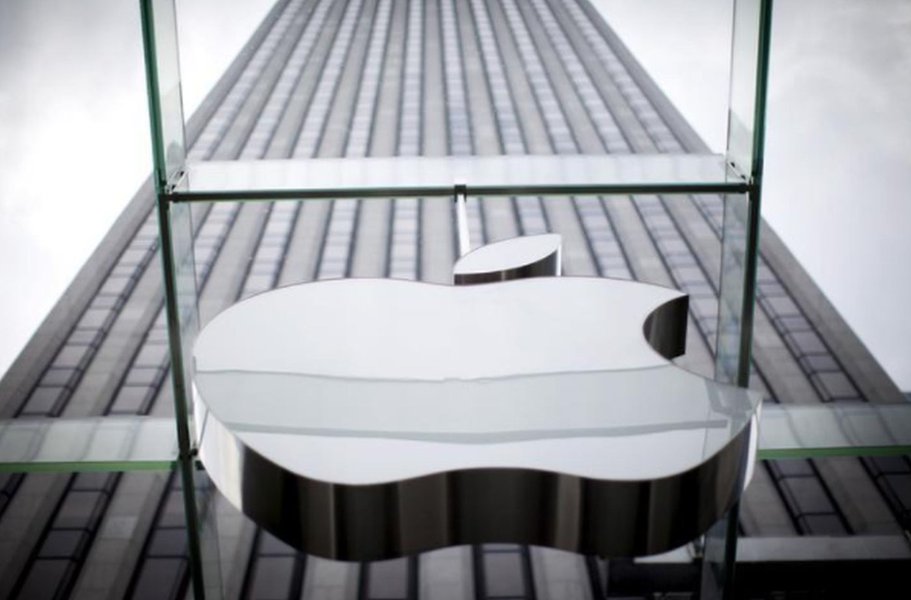 Logo da Apple na entrada da loja na 5ª Avenida em Nova York, EUA 21/07/2015 REUTERS/Mike Segar
