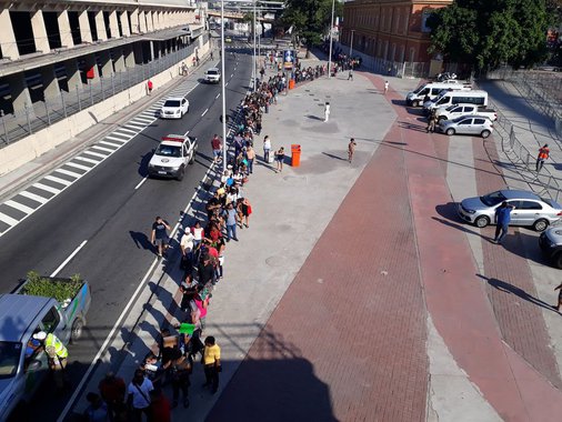 Milhares de pessoas passaram a noite na fila para um evento que oferece nesta terça-feira (1º) mais de 5 mil vagas de emprego, no Estádio Nilton Santos, na zona norte da cidade do Rio de Janeiro; expectativa do evento, chamado de Festa do Trabalhador e promovido pelo Sesc do Rio, é receber 40 mil pessoas´até o final da tarde