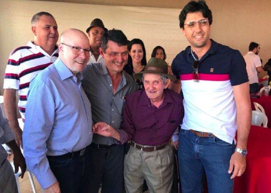 Assim como acontece com os integrantes bancadas federal e estadual que apoiam o governo, a grande maioria dos prefeitos da bases aliada quer que a segunda vaga de candidato a senador da chapa governista seja destinada ao ex-senador Demóstenes Torres (PTB); reabilitado pelo Supremo Tribunal Federal (STF), o petebista disputa com a senadora Lúcia Vânia (PSB) espaço na chapa encabeçada por José Eliton (PSDB), que tem o ex-governador Marconi Perillo (PSDB) já definido como candidato a senador; nome da socialista chegou a ser citado para a primeira suplência de Marconi, mas ele descartou a hipótese