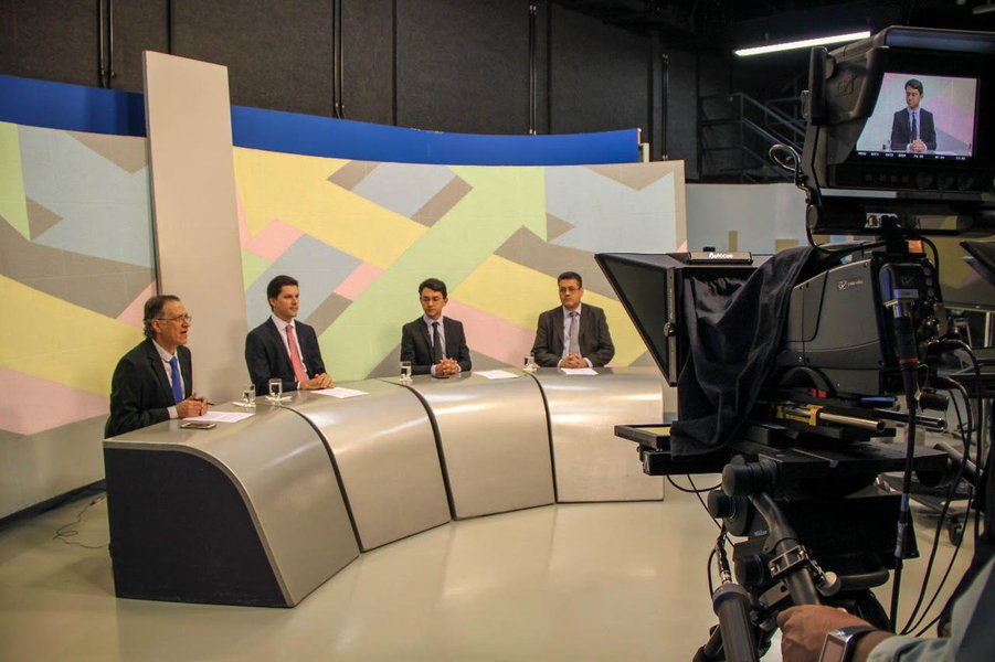 Na parte final do Roda de Entrevista, na Nova TBC, o deputado Daniel Vilela (MDB) criticou bastante o senador Ronaldo Caiado (DEM). O assunto começou quando a bancada abordou que alguns do meio político consideram Daniel novo demais para disputar o governo de Goiás; sendo assim, ele poderia esperar mais algum tempo; “Durante esses 30 anos, o que Caiado fez efetivamente para Goiás. Principalmente para os mais humildes!? Talvez ele pudesse apresentar… Há 30 anos ocupando cargos políticos e não tem o que apresentar”, disparou Daniel
