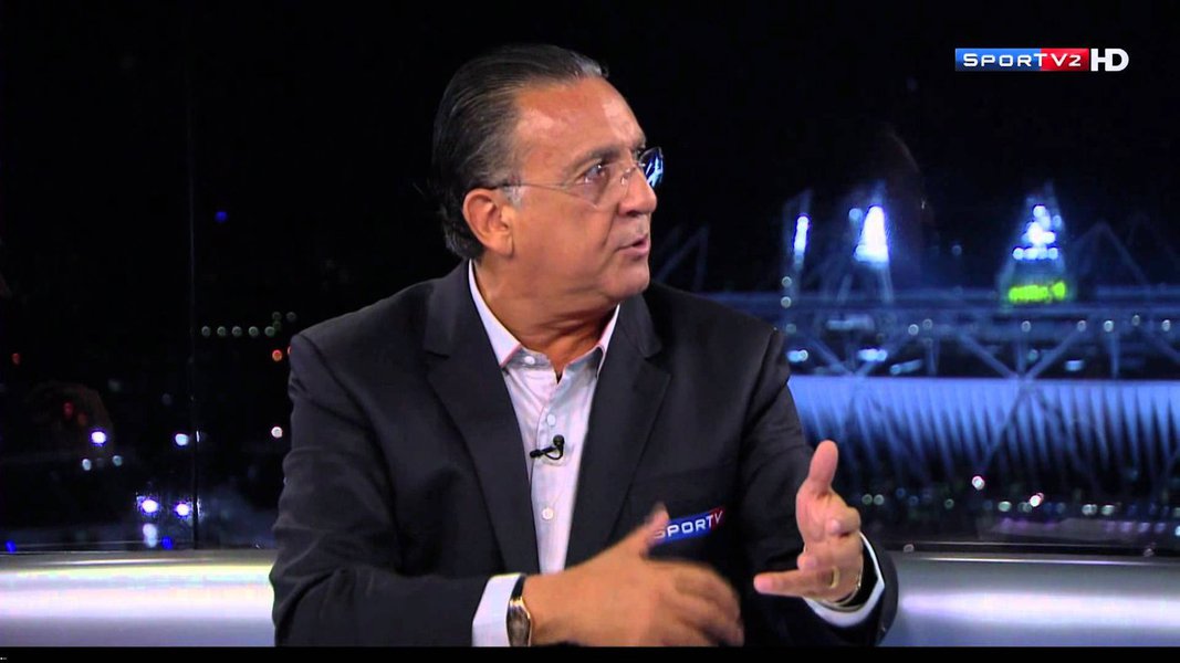 A narrativa da Copa do Mundo da vergonha amarela mal começou e o protagonista com ares de bufão volta a ser o locutor da Rede Globo, agora definitivamente sozinho na narração da TV aberta; Galvão Bueno pôs o ufanismo para trabalhar e jogou toda a responsabilidade do empate à arbitragem do jogo; como de costume, virou piada nas redes sociais, só que desta vez a unanimidade em torno de suas patriotadas ganharam um tom mais político, com a rejeição à emissora de TV igualmente em viés de alta