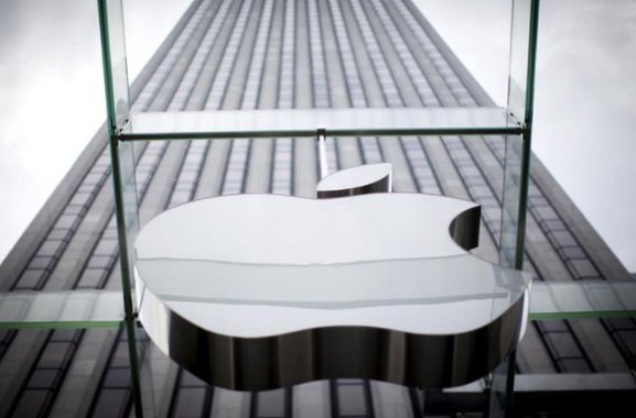 Logo da Apple na entrada da loja na 5ª Avenida em Nova York, EUA 21/07/2015 REUTERS/Mike Segar