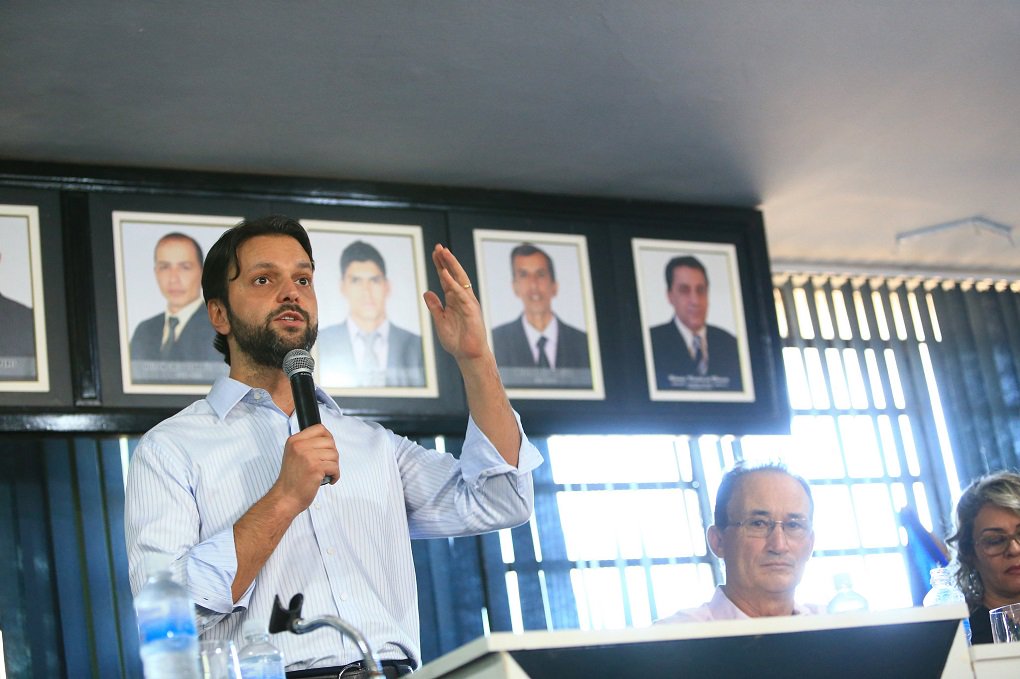 O ministro das Cidades, Alexandre Baldy, esteve na cidade de Abadiânia nesta quinta-feira para anunciar o investimento de R$ 7 milhões para a implantação do Sistema de Abastecimento de Água no município; os recursos são provenientes da Fundação Nacional de Saúde (Funasa) e a articulação de Baldy foi fundamental para que o investimento chegasse até a cidade; em seu discurso, o ministro lembrou que sua preocupação não é apenas com as demandas competentes ao Ministério das Cidades, e sim com todas as demais áreas que o estado necessita