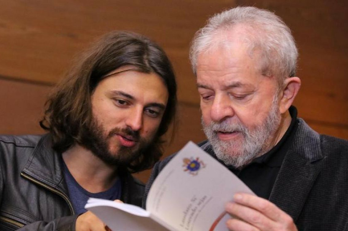Embora o Vaticano tenha deletado a nota que negava o teor da visita de Juan Grabois, consultor do Papa Francisco, ao ex-presidente Lula, e publicado uma versão bem mais esclarecedora sobre a entrega do rosário abençoado, a agência Aos Fatos, contratada pelo Facebook para fiscalizar a qualidade das informações que circulam na rede ainda preserva em seu site uma autêntica 'fake news' sobre o caso no ar