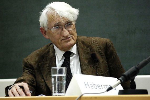 Jurgen Habermas, o filósofo vivo mais influente da atualidade, em entrevista a El País, responde se a internet criou um novo tipo de analfabetismo; "Desde a invenção do livro impresso, que transformou todas as pessoas em leitores potenciais, foi preciso passar séculos até que toda a população aprendesse a ler. A Internet, que nos transforma todos em autores potenciais, não tem mais do que duas décadas", diz ele