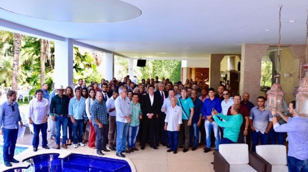 Conduzidos pelo deputado estadual José Nelto (Podemos), lideranças de 19 municípios do Norte, Nordeste, Vale do São Patrício e Mato Grosso goiano declararam apoio nesta semana à pré-candidatura do senador Ronaldo Caiado (Democratas) ao governo, bem como à reeleição de Wilder Morais (Democratas) ao Senado; entre ex-prefeitos, vice-prefeitos e vereadores, as lideranças enfatizaram que Ronaldo Caiado é o nome da mudança em Goiás. Do MDB, 15 municípios foram representados