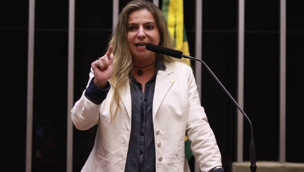 Militante do movimento feminista, a deputada federal Luizianne Lins (PT-CE) destaca nas suas redes sociais a reação da jurista russa Alyona Popova que denunciou formalmente, os três brasileiros que constrangeram com atitudes machistas e desrespeitosas uma mulher estrangeira, na Copa do Mundo. "JUSTIÇA| Graças ao vídeo que viralizou na Internet, brasileiros que constrangeram uma estrangeira durante a Copa do Mundo na Rússia podem ser punidos"