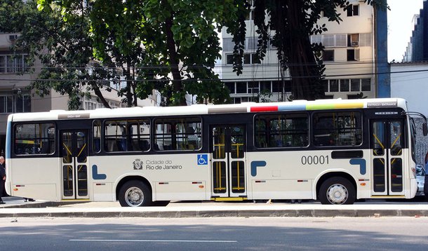 O prefeito Eduardo Paes e o secretário municipal de Transportes, Alexandre Sansão, assinam o contrato com os quatro consórcios vencedores da licitação para operar os ônibus municipais nos próximos 20 anos.Foto Beth Santos