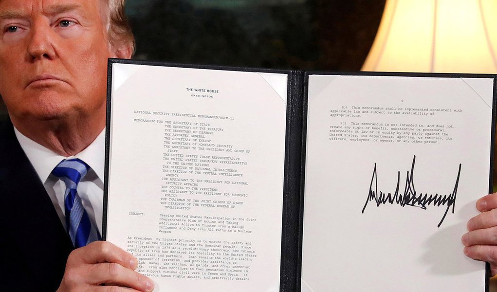 Trump apresenta documento oficializando intenção de retirar EUA do acordo nuclear com o Irã 08/05/2018 REUTERS/Jonathan Ernst