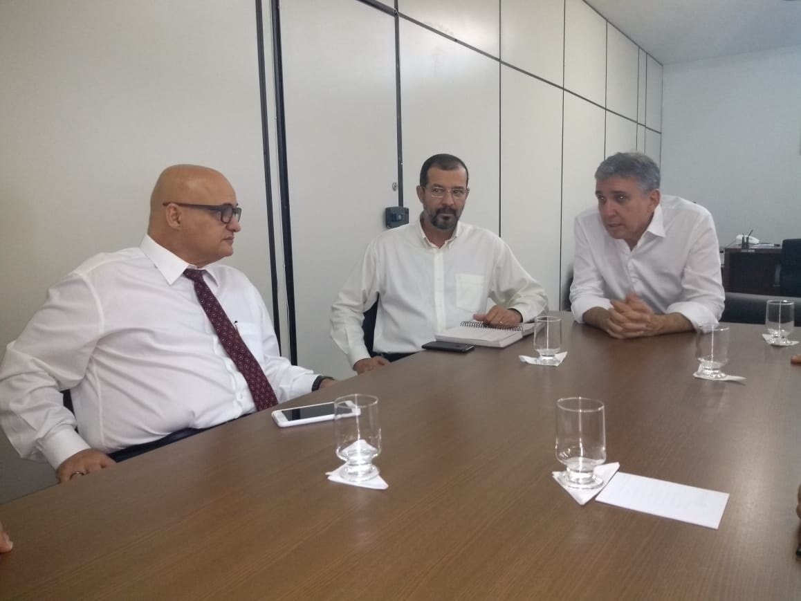 A emissora pública, em parceria com a Seduce, vai levar para a programação aulas de preparação para o Enem; Goiás Enem TV nasce para melhorar a qualificação do estudante da rede pública e particular; nesta terça, o secretário estadual de Educação, Marcos das Neves, visitou as instalações da TBC e se reuniu com o presidente da ABC, João Bosco Bittencourt; "O Goiás Enem é um curso de reforço para alunos que vão fazer o exame educacional. Estou aqui na TBC hoje para que o Goiás Enem sai dos polos de 62 municípios e venha para a TV. Em breve, o aluno goiano, seja de qualquer rede, terá na TV Brasil Central aulas de reforço do Goiás Enem", explicou o secretário