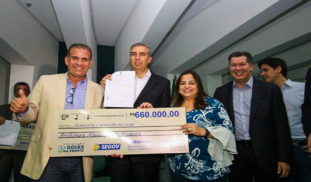 Programa de parceria administrativa pioneiro no País, o Goiás na Frente já repassou recursos a 202 dos 246 municípios goianos, em uma ou mais parcelas, totalizando R$ 118,67 milhões; as obras estão espalhadas pelo Estado, em ritmo acelerado; até o momento, foram celebrados 270 convênios, já que mais de um pode ser celebrado com cada prefeitura; são R$ 348,13 milhões pactuados, de uma previsão orçamentária de R$ 550 milhões