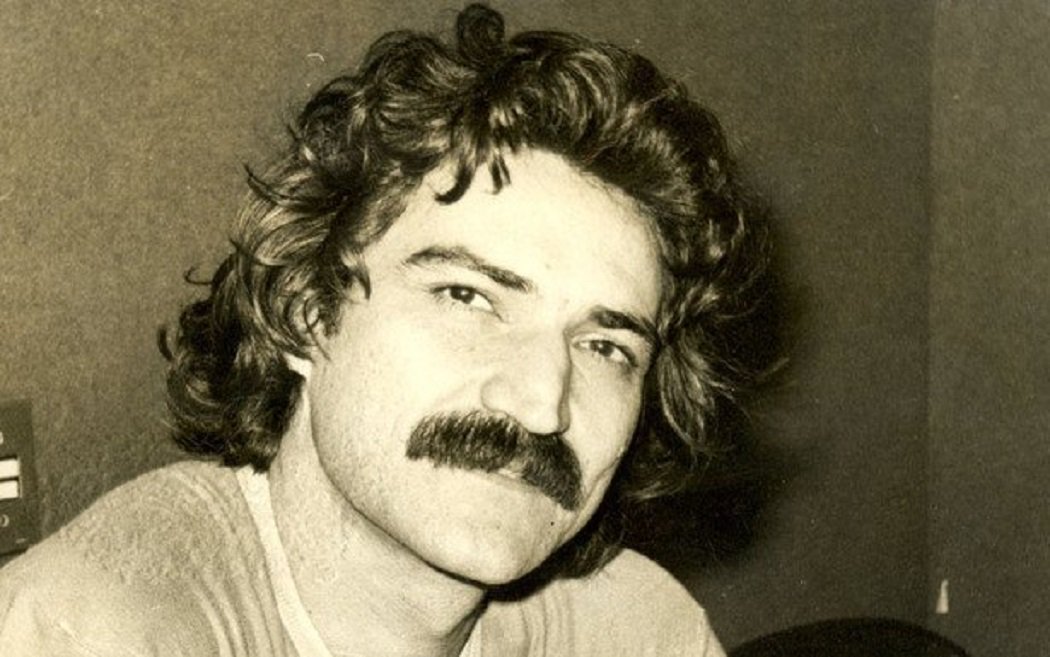 O linguista e colunista do 247 Gustavo Conde comenta algumas características da obra de Belchior, compositor morto há um ano; Conde afirma que "Belchior constrói scripts que conduzirão toda a sua obra de maneira quase obsessiva"; para o linguista, o compositor "lida com dicotomias retoricamente muito poderosas e geradoras de energia narrativa: o velho e o novo, o passado e o presente, o conhecido e o desconhecido, o contemplado e o contemplador, o cantor e o ouvinte, a origem e o fim, o popular e o erudito e a urgência e o vagar"; "esses contrários são as molas narrativas que lançam em cena um sujeito tomado por uma tensão filosófica incessante" conclui Conde