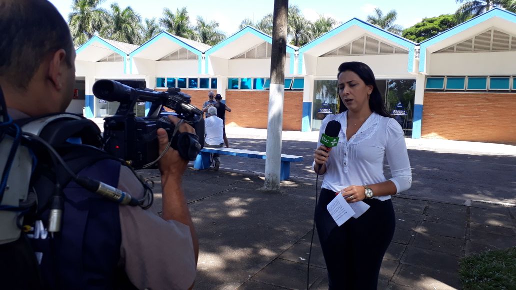 A equipe da nova TV Brasil Central já está no cemitério Jardim das Palmeiras para acompanhar o velório de José Mendonça Teles, um dos maiores escritores da história de Goiás, falecido no último sábado; a repórter Rafaela Bernardes vai entrar com flashes no decorrer da programação da emissora e vai entrevistar personalidades; aos 82 anos, Teles estava internado no Hospital do Rim, em Goiânia, para tratar de uma broncopneumonia, doença que surgiu em decorrência do Mal de Parkinson