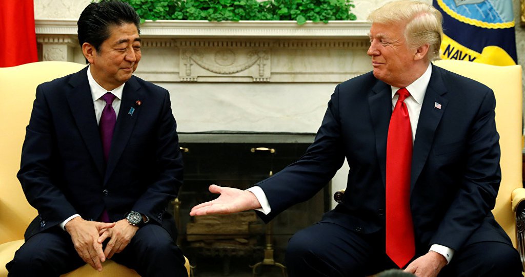 
O presidente dos EUA, Donald Trump, disse ao primeiro-ministro do Japão, Shinzo Abe, que poderia enviar 25 milhões de mexicanos para seu país e fazê-lo perder uma eleição - uma das várias declarações estranhas que ele fez no encontro do G7, segundo o Wall Street Journal
