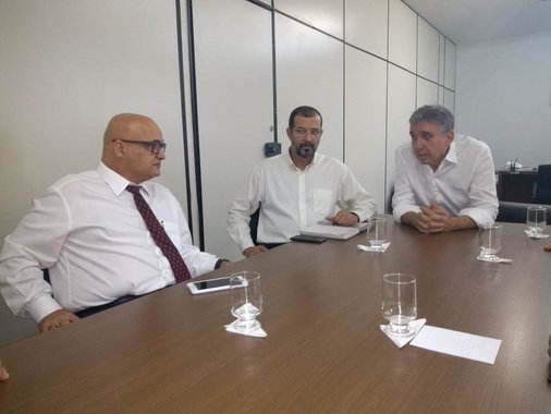 A emissora pública, em parceria com a Seduce, vai levar para a programação aulas de preparação para o Enem; Goiás Enem TV nasce para melhorar a qualificação do estudante da rede pública e particular; nesta terça, o secretário estadual de Educação, Marcos das Neves, visitou as instalações da TBC e se reuniu com o presidente da ABC, João Bosco Bittencourt; "O Goiás Enem é um curso de reforço para alunos que vão fazer o exame educacional. Estou aqui na TBC hoje para que o Goiás Enem sai dos polos de 62 municípios e venha para a TV. Em breve, o aluno goiano, seja de qualquer rede, terá na TV Brasil Central aulas de reforço do Goiás Enem", explicou o secretário
