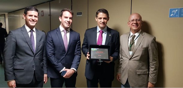 O deputado federal Thiago Peixoto (PSD-GO) foi homenageado em função do trabalho que tem feito no Congresso Nacional a favor da inovação e da tecnologia; ele foi nomeado embaixador honorário do Movimento Brasil, País Digital pela Associação Brasileira de Empresas de Software (ABES); “É importante esse reconhecimento, pois a Economia Digital faz cada vez mais parte de nossas vidas. Mas é fundamental destacar que, antes de qualquer coisa, temos que levar em consideração o que espera a sociedade e o que representa a inovação em seu cotidiano”, afirma Thiago