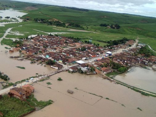 Os gestores responsáveis por aplicar a verba emergencial destinada para Alagoas em 2010, quando cidades foram atingidas pela enchente, deverão encaminhar documentação para comprovar a destinação de R$ 75 milhões enviados ao Estado pelo Governo Federal; é que o Tribunal de Contas da União (TCU) reprovou as contas da Defesa Civil Estadual apresentadas referente ao período das cheias
