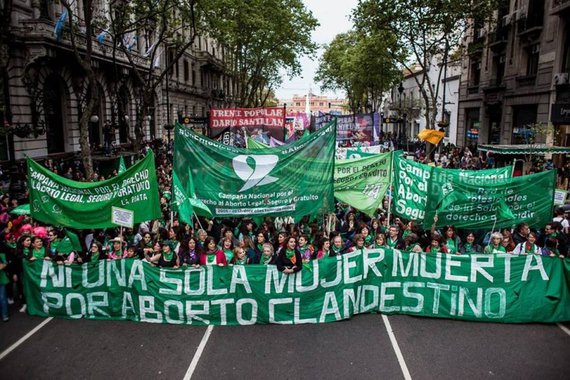 O projeto de lei, que pretende dar direito às cidadãs de interromperem gravidez até a 14ª semana, passou para o Senado argentino, que tomará a decisão final; segundo informa o jornal El País, a votação foi muito acalorada e durou mais de 20 horas