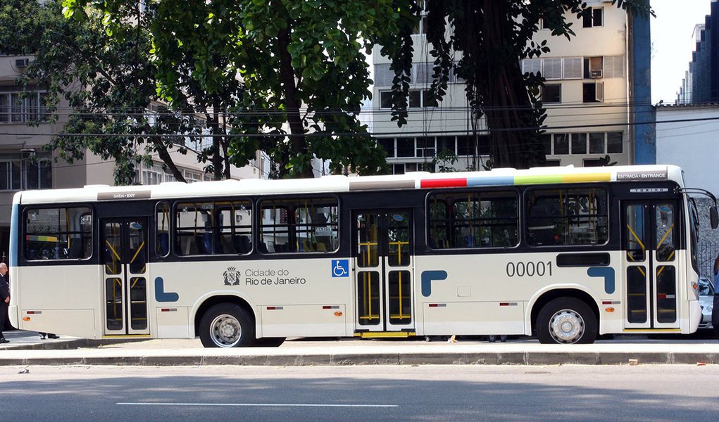 O prefeito Eduardo Paes e o secretário municipal de Transportes, Alexandre Sansão, assinam o contrato com os quatro consórcios vencedores da licitação para operar os ônibus municipais nos próximos 20 anos.Foto Beth Santos
