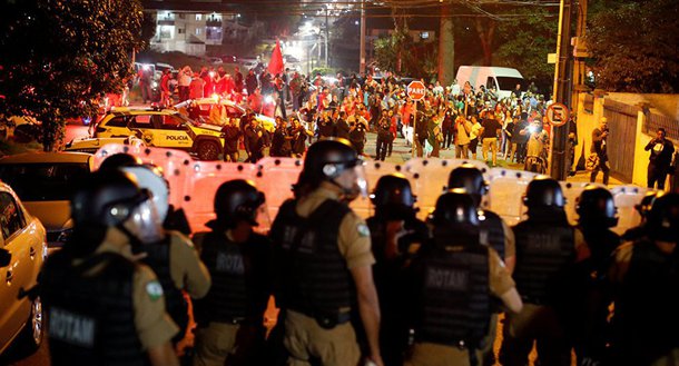 Questionado sobre o uso de bombas contra manifestantes, Mario Henrique Carmo, da PM paranaense, disse que houve duas explosões no meio dos manifestantes. "Eles explodiram duas bombas no chão. E, pelo efeito das explosões, eles avançaram contra o portão da Polícia Federal (PF), e esta, por sua vez, os repeliu", disse o tenente-coronel