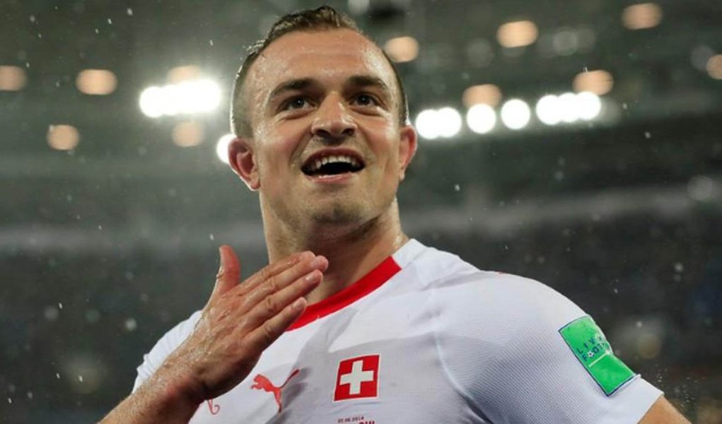 Um gol no final de Xherdan Shaqiri garantiu à Suíça a vitória por 2 x 1 sobre a Sérvia pelo Grupo E da Copa do Mundo em Kaliningrado nesta sexta-feira, resultado que coloca a equipe em boa posição para avançar às oitavas de final; vitória da Suíça deixa o grupo em aberto, com suíços e brasileiros, que mais cedo bateram a Costa Rica por 2 x 0, com quatro pontos e os sérvios com três; na última rodada, a Suíça tem a tarefa mais fácil contra a Costa Rica, que já está eliminada
