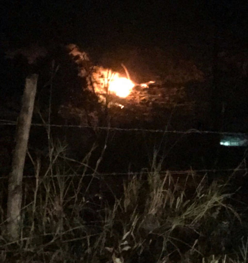 Um helicóptero caiu no começo da noite deste sábado (16) em Espírito Santo do Dourado (MG); de acordo com o Corpo de Bombeiros, a aeronave pertence a uma rede de bancos; segundo o capitão Ivan Santos Pereira Neto, dos bombeiros, a aeronave, identificada como Agusta A109 decolou de Nova Lima (MG), iria para o aeroporto de Congonhas, em São Paulo (SP)