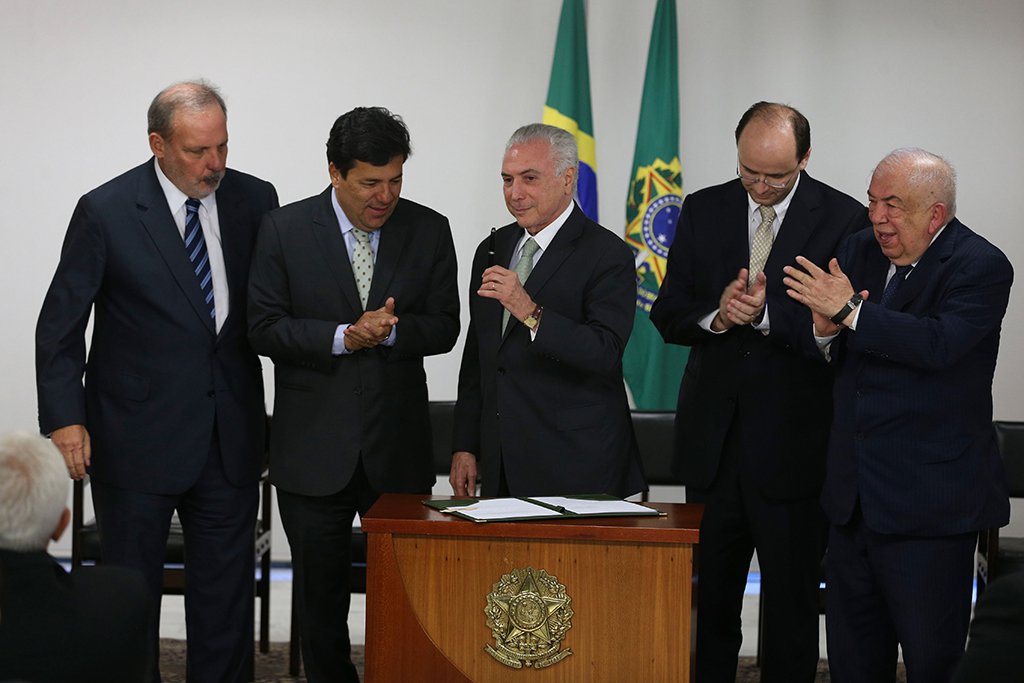 Brasília - O presidente Michel Temer sanciona o Projeto de Lei que cria a Universidade Federal do Delta do Parnaíba e a Universidade Federal do Agreste de Pernambuco (Valter Campanato/Agência Brasil)