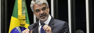 A pesquisa divulgada em Pernambuco, que mostra Lula com 59% das intenções de voto dos eleitores do Estado, contra míseros 11% do segundo colocado, Jair Bolsonaro (PSL-RJ); o líder da Oposição no Senado, Humberto Costa (PT-PE), acrescentou que Michel Temer “não é defendido nem pelos seus aliados, que fogem dele, agora, como o diabo foge da cruz”