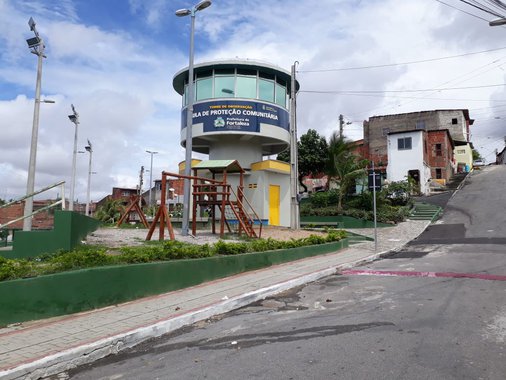 O governador Camilo Santana e o Prefeito de Fortaleza, Roberto Cláudio, instalam oficialmente hoje (19), às 15 horas, a segunda Célula de Proteção Comunitária, no bairro das Goiabeiras (grande Pirambu), localizado ao lado da Areninha da Barra do Ceará. Vinculada ao Programa Municipal de Proteção Urbana (PMPU), a Célula de Proteção Comunitária terá funcionamento semelhante ao da que foi instalada em fevereiro, no Jangurussu