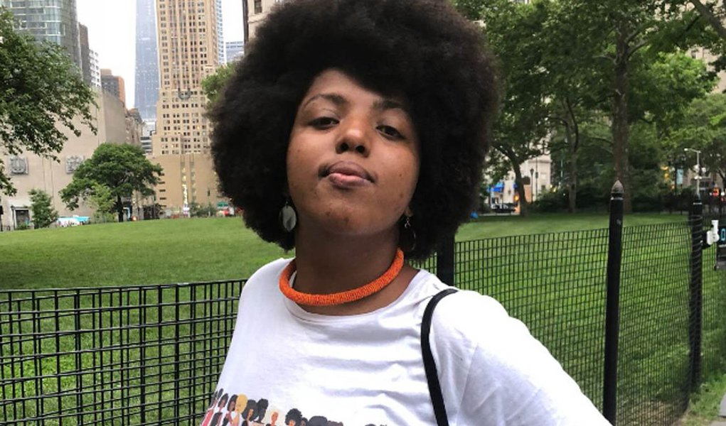 Alline Parreira, a brasileira que foi beneficiária do Bolsa Família e que atualmente dá palestras nos Estados Unidos, vem sendo alvo de comentários racistas em um grupo de brasileiros em Nova Iorque; à Fórum, a jovem ativista respondeu aos racistas e reafirmou sua identidade enquanto mulher negra