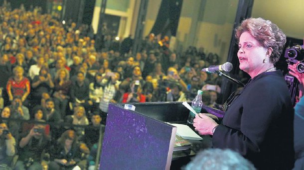 O Dia do Trabalhador em Buenos Aires foi marcado por críticas ao aumento das tarifas de gás, luz e transporte feito pelo governo Macri; o governo argentino está retirando quase todos os subsídios que eram oferecidos a esses serviços durante os governos Kirchner; a reforma trabalhista argentina também foi alvo de protestos; a ex-presidente Dilma Rousseff marcou presença, convidada pela  CGT (Confederação Geral do Trabalho), e gritou por Lula Livre