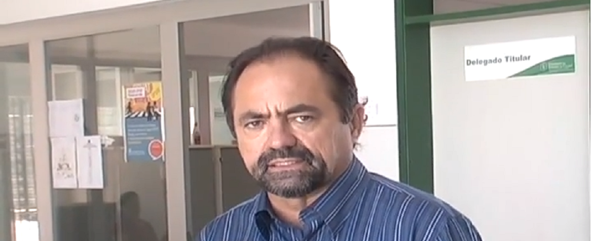 O delegado afastado do 34° Distrito Policial, Romério Moreira de Almeida foi hospitalizado na manhã de hoje. A Secretaria de Segurança Pública confirmou o incidente. Os indícios apontam que ele tentou o suicídio, com dois tiros. O delegado foi alvo ontem, da Operação "Renault 34", que investigava a atuação de bandidos ligados a facções criminosas no Ceará. Ele foi socorrido pelo SAMU ainda consciente e encaminhado para o IJF, onde está na UTI. 