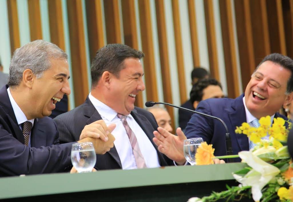 O presidente da Assembleia Legislativa, José Vitti (PSDB), usou seu perfil nas redes sociais para desejar sucesso ao novo governador de Goiás, José Eliton (PSDB); com o post, Vitti afastou qualquer resistência política que poderia haver entre ele e Eliton; "Meus desejo é de que o amigo Zé Eliton tenha muito sucesso e continue o trabalho próspero e sério que desenvolvia na vice-governadoria", escreveu Vitti, completando que sabe do comprometimento e da vontade de trabalhar do novo governador